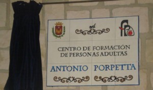 Placa creada en el taller de Cerámica de AMFI para la nueva sede del CFPA Antonio Porpetta